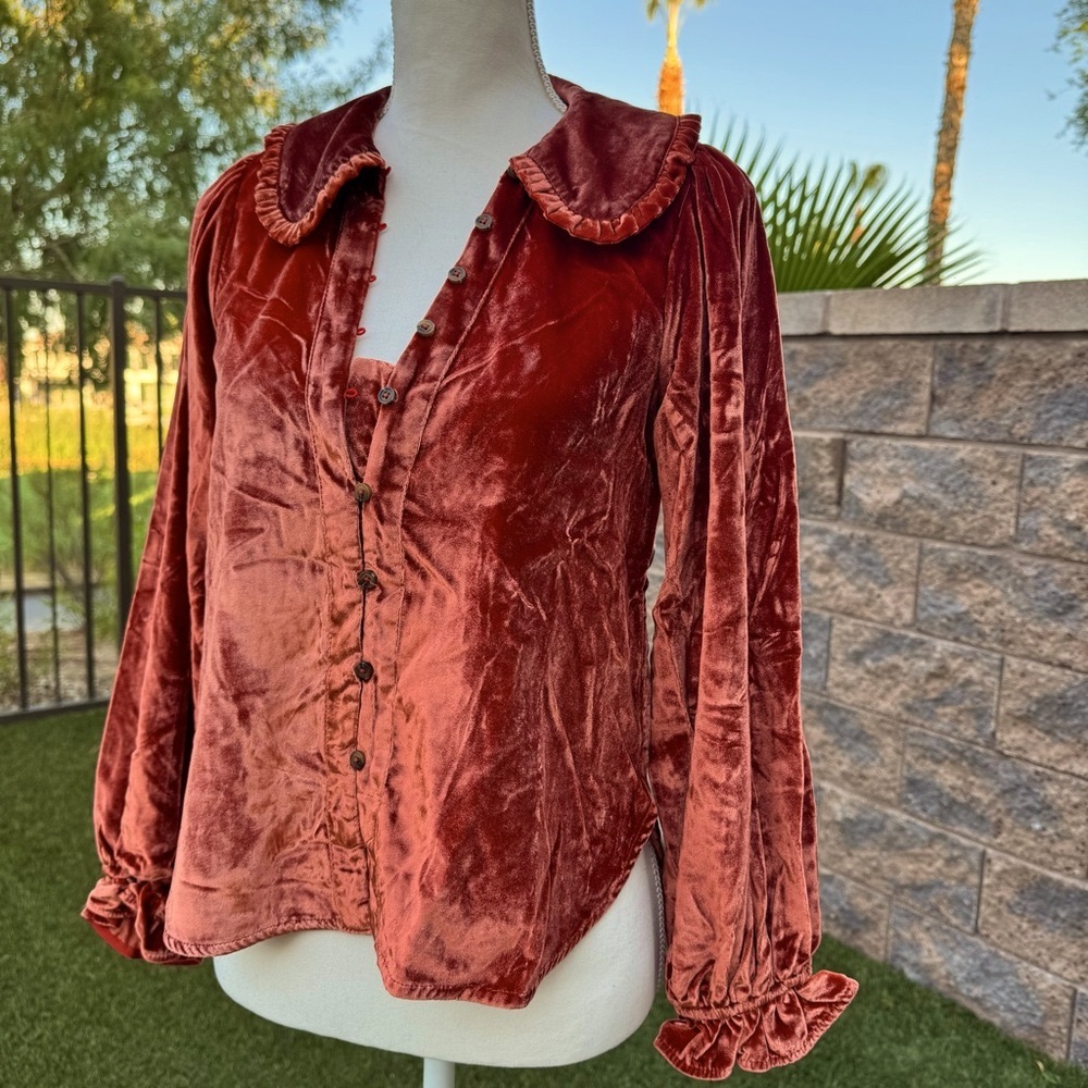 PILCRO 
Keira Velvet Blouse - Red